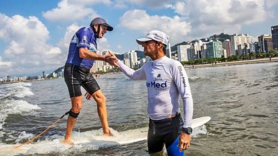 Francisco "Cisco" Araña es director de la primera escuela pública de surf en Brasil.