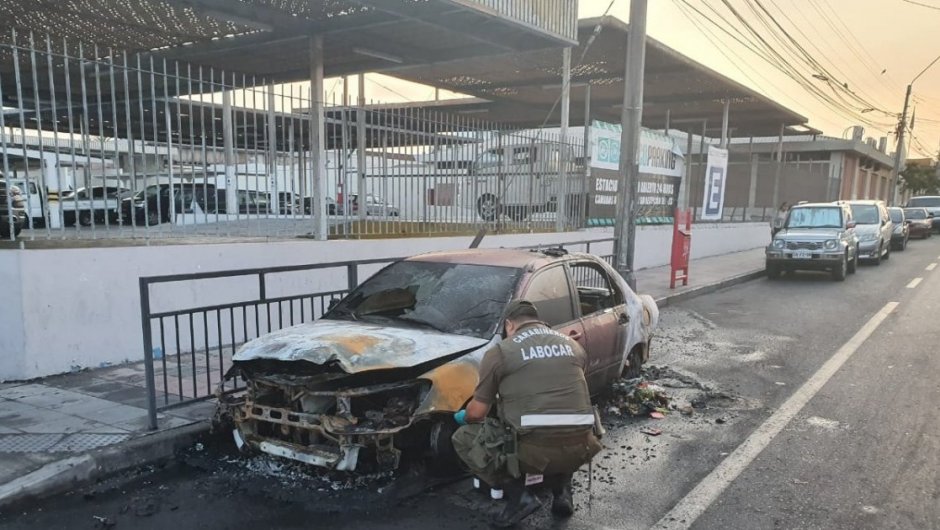 El vehículo quedó completamente calcinado. (Fotografía: @CarabArica). 