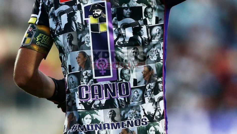 Matías Cano, arquero de Coquimbo Unido, jugó con una camiseta de mujeres emblemáticas el 8M del 2019.  