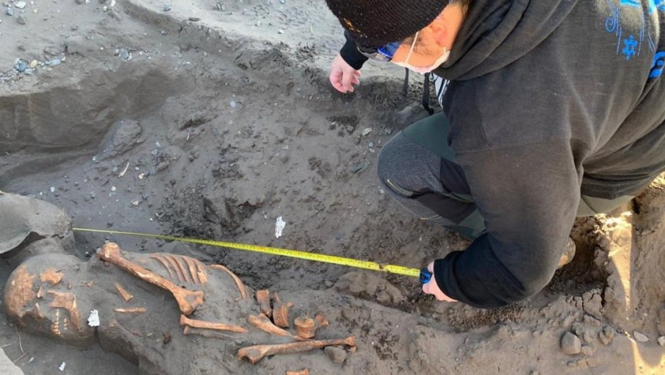 Los restos pertenecerían a un hombre de 25 años que dataría de entre el 700 y 1200 después de Cristo. (Foto: @culturas_nuble). 